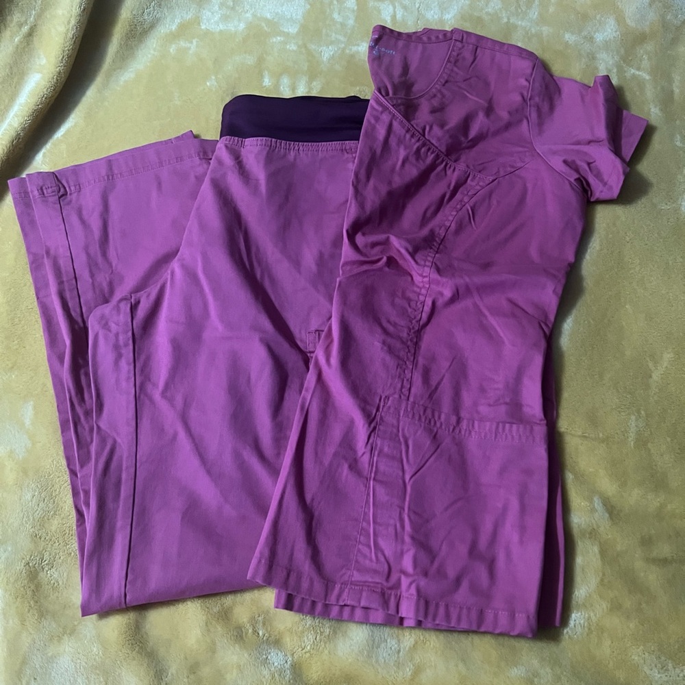 Women’s scrub top and pants set